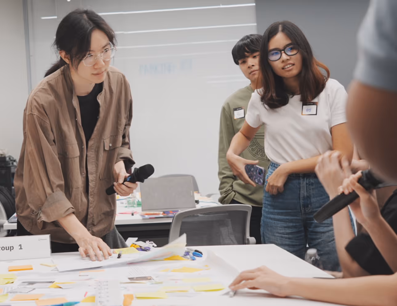 Employee working with an AI-assisted workflow tool